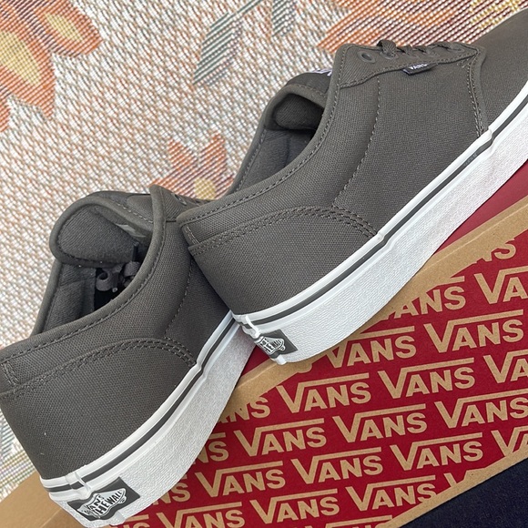 Vans Atwood WMNS 
(Canvas) Pewter/White
VN000TUY4WV
New - Picture 15 of 16
